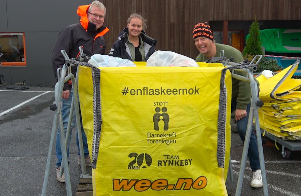  Fra venstre, Torleif Nernes og Lene Hansen Tysse fra Wee.no overrekker de første gule bigbags for panteflasker til initiativtaker Henning Aarekol.