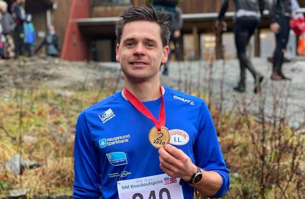 Tohmas Finshus med startnummer og medalje. Det ble 2. plass i Djupadalen. Foto: Privat