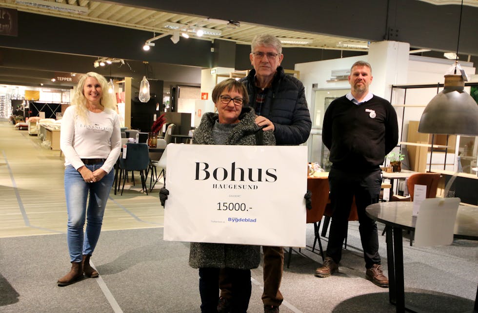 Marknadskonsulent i Tysvær Bygdeblad Anne Marie Rossebø og varehussjef på Bohus Vikse Møbler Ingvald Knutsen gratulerte Randi og Sigmund med premien, og overrekte dei eit gåvekort på 15.000 kroner.
Foto: Mona Terjesen