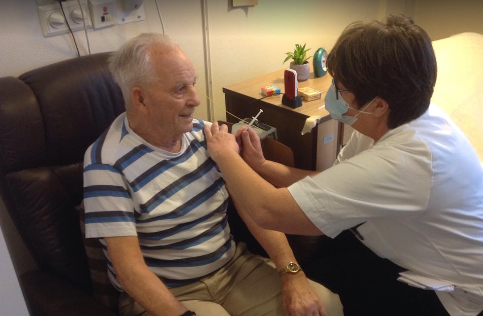 Trygve Waage (94) var veldig glad for å få vaksine som den første i Tysvær kommune. Den fikk han i Aksdal i dag formiddag av sykepleier Erna Grønningen Aa. Foto: Astrid Rokstad/TK