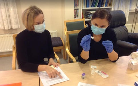 Kjersti Hagland og Tove Stølsvik underviser i klargjøring av vaksiner.