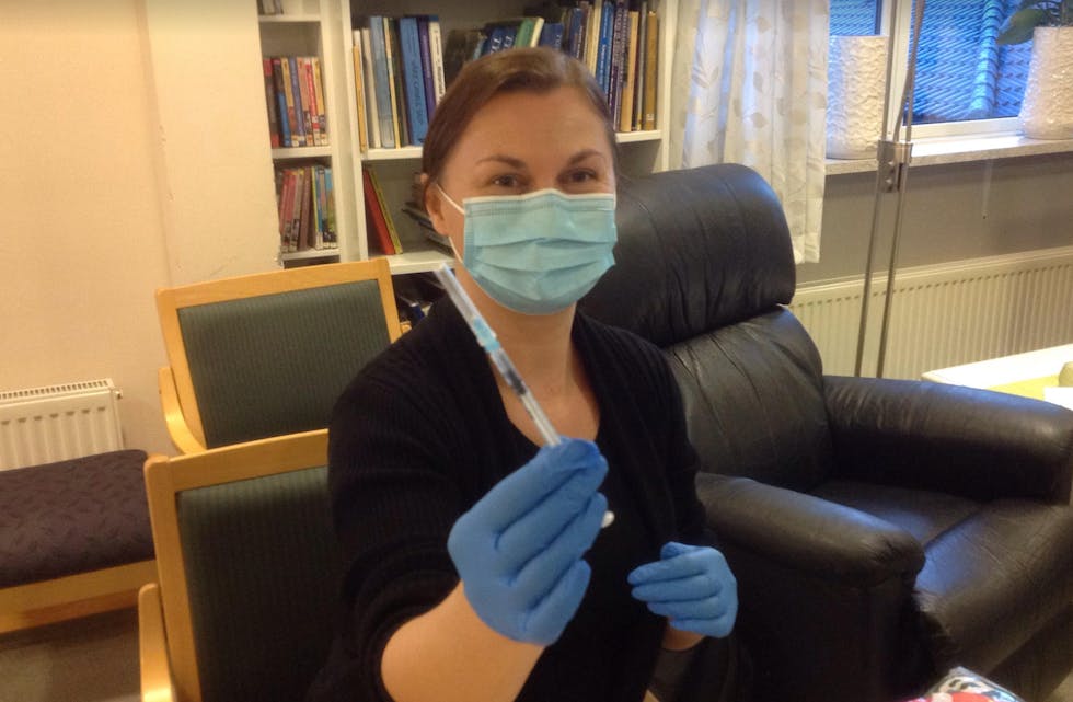 Historisk øyeblikk. Tove Stølsvik har gjort klar sprøyte nummer en.