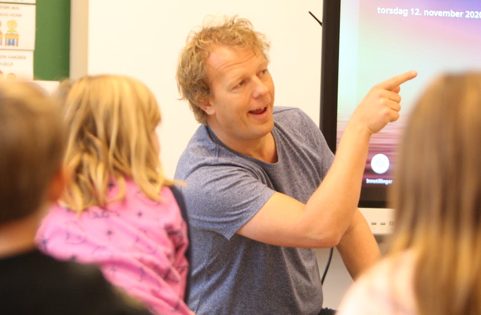 – Ein blir jo inspirert når ein treff ungar som er så ivrige som dette. Det gjer meg godt. Eg veit kor mykje desse midlane vil ha å seie for dei som er kreftsjuke, eller som har ein unge som er det, seier henning Aarekol. Foto: Alf-Einar Kvalavåg