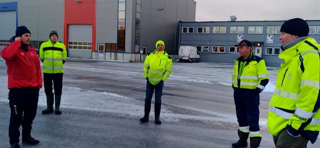 Aksjonsleiar Ove Stumo nummer to frå høgre i samtale med NVE og Solvind i Haugaland næringspark på Gismarvik.