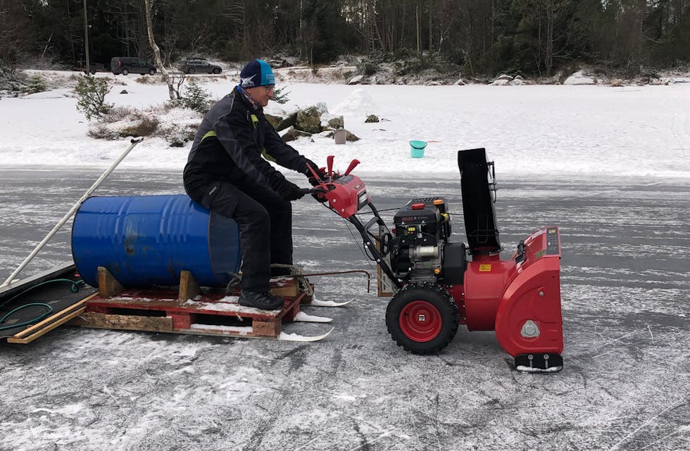 Egl Bokn i gang med å fjerne snø fra isen påNappatjørn.