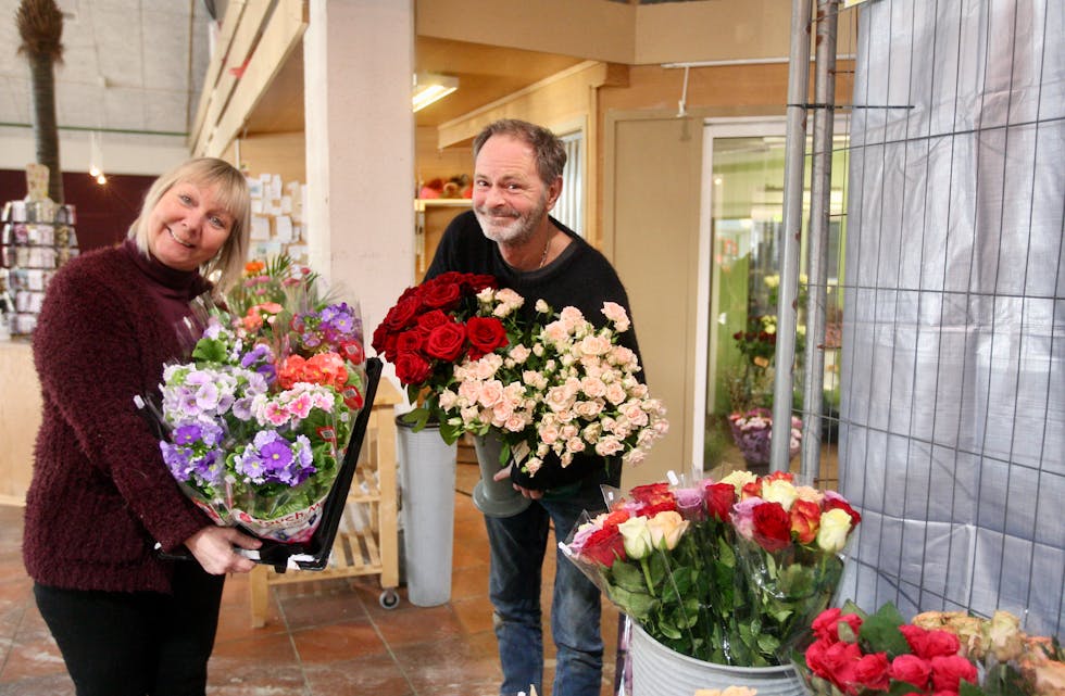 Anne Hilde Sandvik og Osmund Høyvik ser fram til å fornye butikken, og få Vinmonopolet som nabo.
Foto: Alf-Einar Kvalavåg