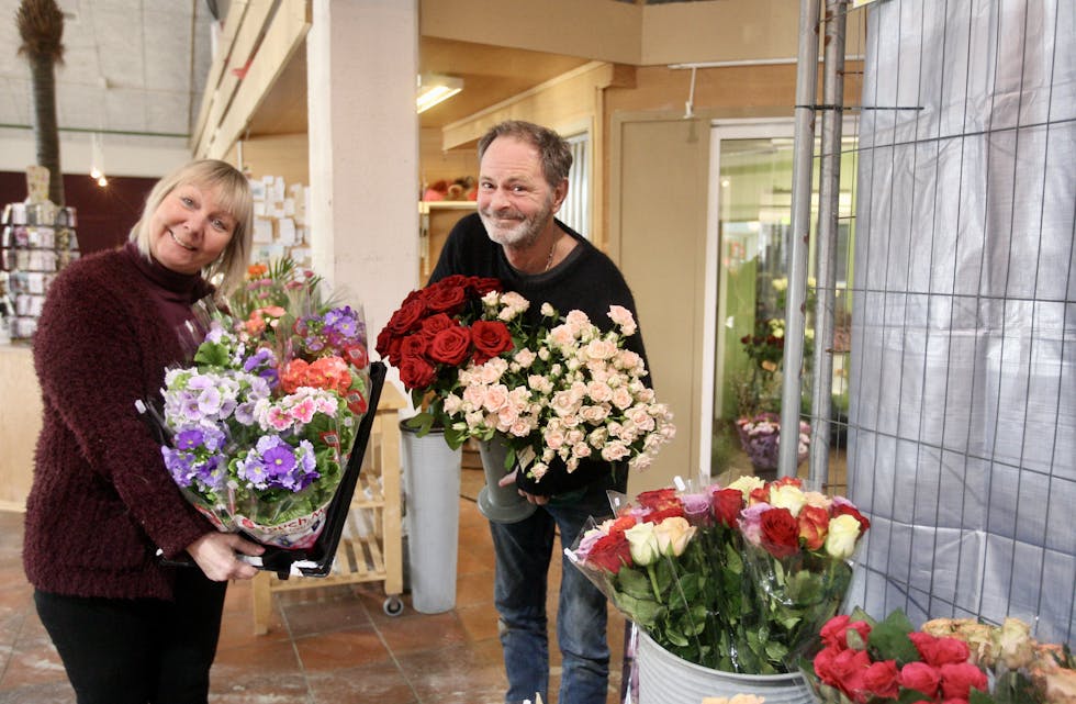 Anne Hilde Sandvik og Osmund Høyvik ser fram til å fornye butikken, og få Vinmonopolet som nabo. 
Foto: Alf-Einar Kvalavåg