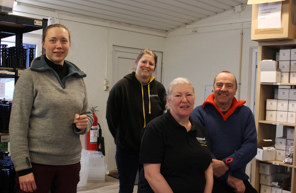 Dei trives på jobb, her er Hanna Førland, Heidi Hausken, Clare Hausken og gründer Hans Petter. Foto: Marit Tvedt