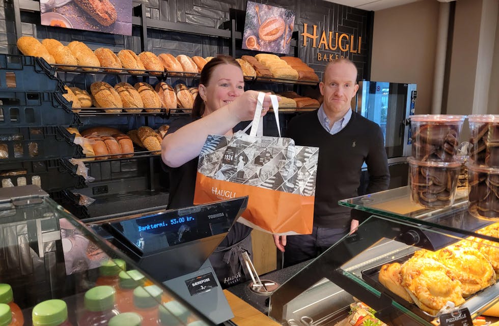 Grete Kirketeig og Jostein Danielsen i den nyoppussa butikken og kafeen i Aksdal Senter. Foto: Alf-Einar Kvalavåg