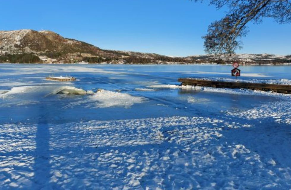 Det er farlige hull i isen på Aksdalsvatnet.