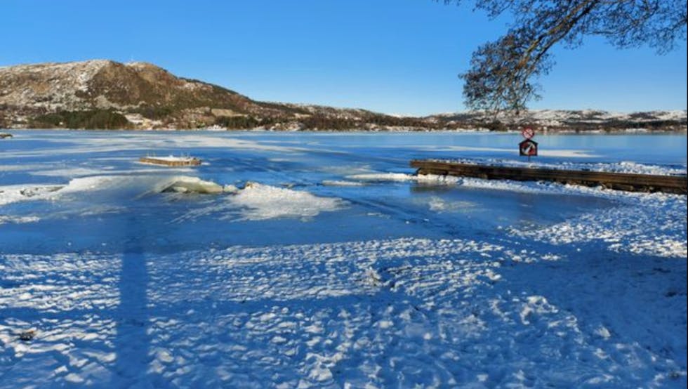 Det er farlige hull i isen på Aksdalsvatnet.