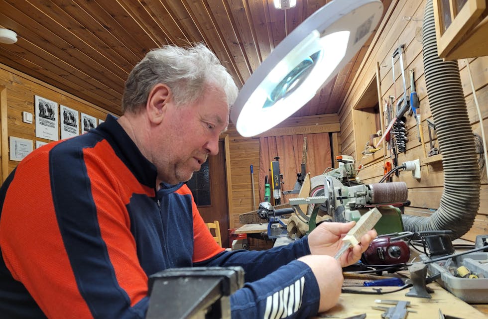 Oddvar Helgeland. Gitarist og knivsmed. Talent har han så det held, og auge for detaljar har gitt han fleire prisar.
Foto: Alf-Einar Kvalavåg