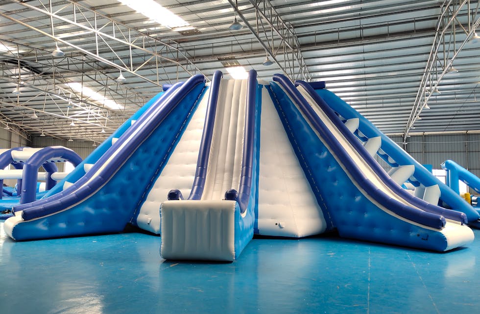 Verdens største oppblåsbare vannleke skal installeres på Grindafjorden Feriesenter når bare isen går …