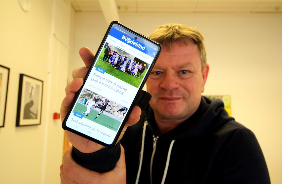 Redaktør Alf-Einar Kvalavåg viser stolt fram den nye app-versjonen av Tysvær Bygdeblad. 
Foto: Mona Terjesen