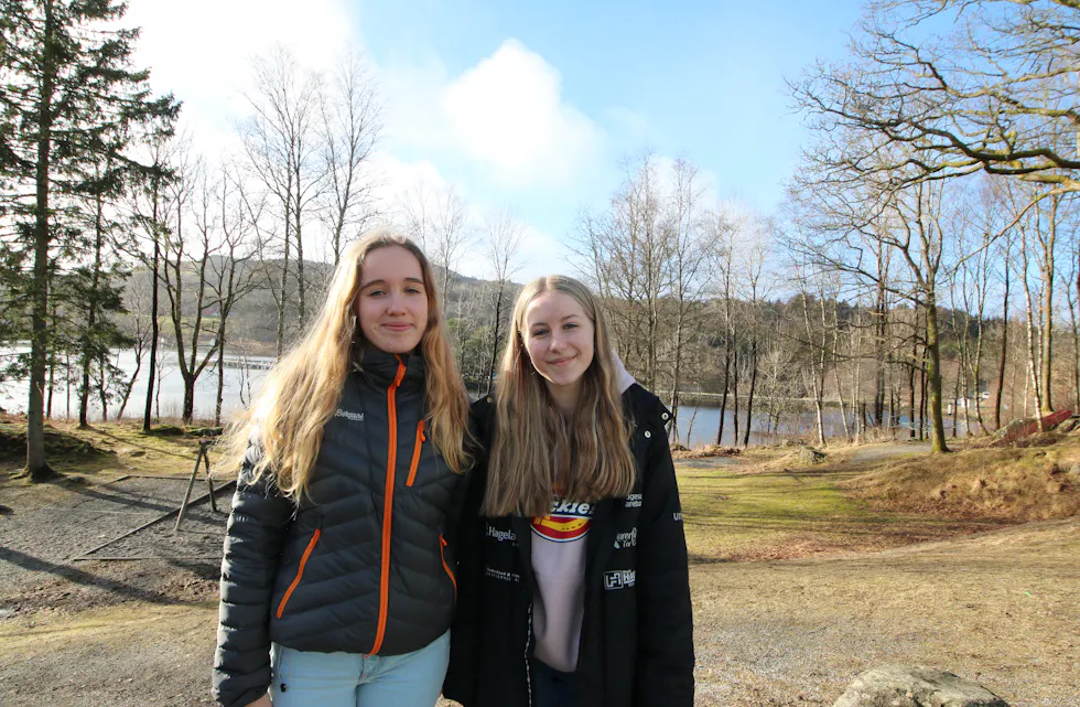 Mathilde Ørn Leswin og Maren Klokkeide Henriksen er redde for kva som vil skje med Førlandsbygda om skulen forsvinn. Her er dei i det flotte uteområdet til elevane.
Foto: Mona Terjesen