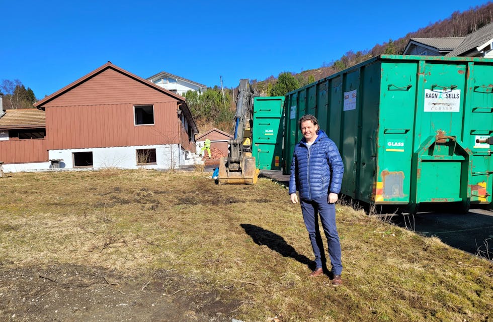 Olav Akseland i Askeland Eiendomsutvikling smiler der han står i vårsola og kikkar oppover i tomta. Foto: Alf-Einar Kvalavåg