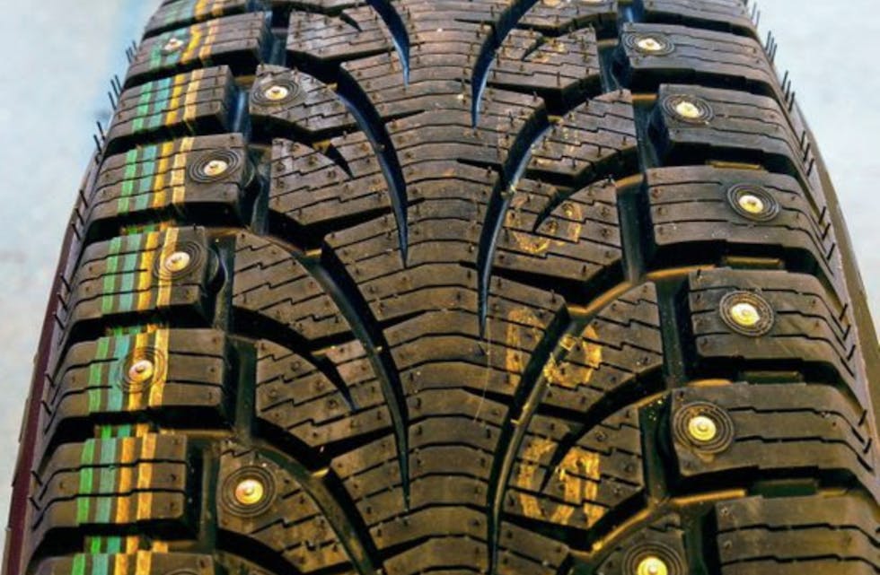 Fristen for å ta av piggdekkene er nå utsatt. (Foto: Knut Opeide)