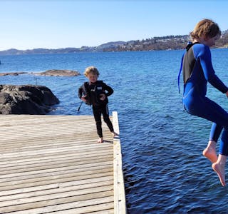 John Magnus og Bo Alexander B. Skeiseid hoppet bokstavelig talt i det kalde vannet. Foto: Alf-Einar Kvalavåg
