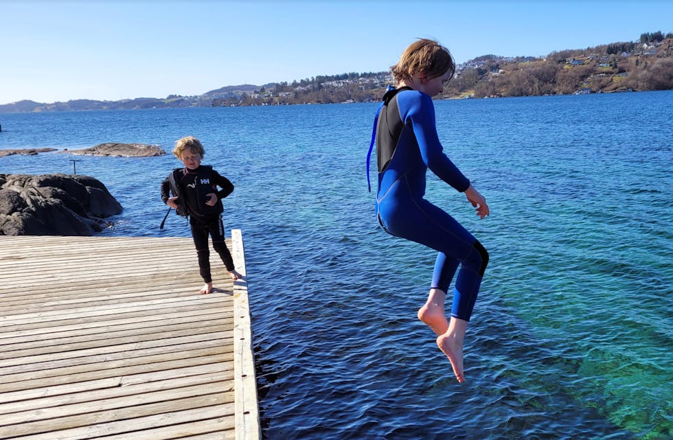 John Magnus og Bo Alexander B. Skeiseid hoppet bokstavelig talt i det kalde vannet. Foto: Alf-Einar Kvalavåg
