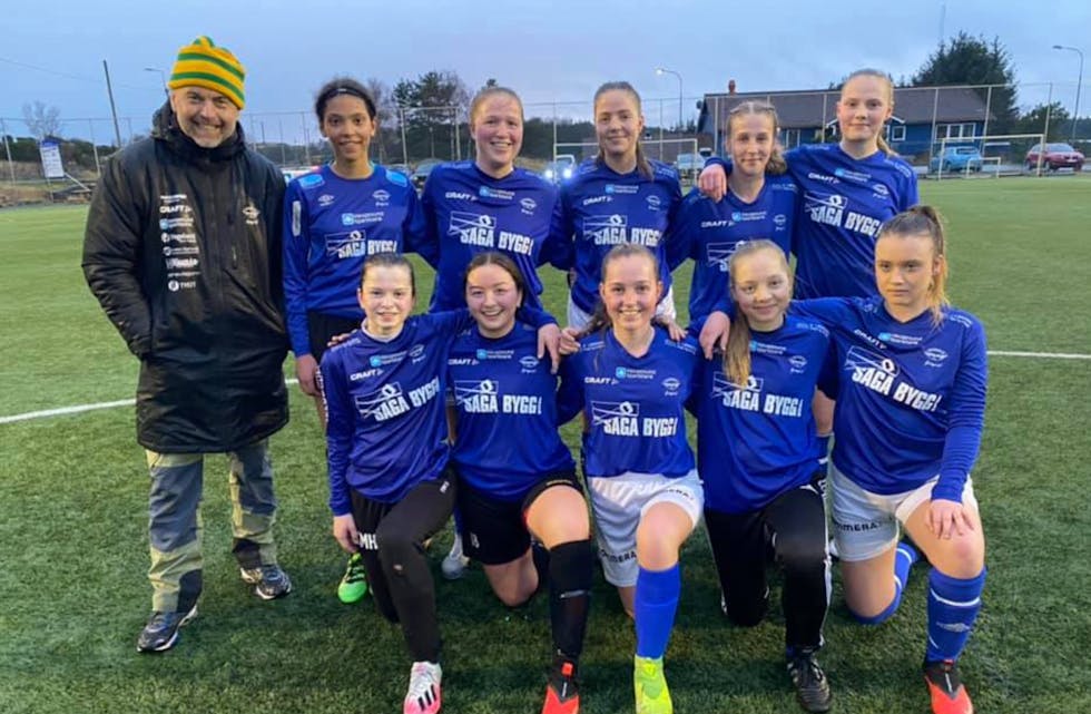 Denne gjengen i blått vant 3-0 over resten av troppen i hvitt. Falkeid-damene er i gang.