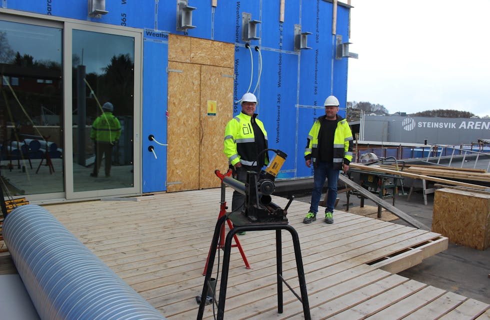 Seksjonsleder Nils Stråtveit og byggeleder Frode Opheim er fornøyd med utsikten fra taket på det nye dagsenteret. 
Foto: Marit Tvedt