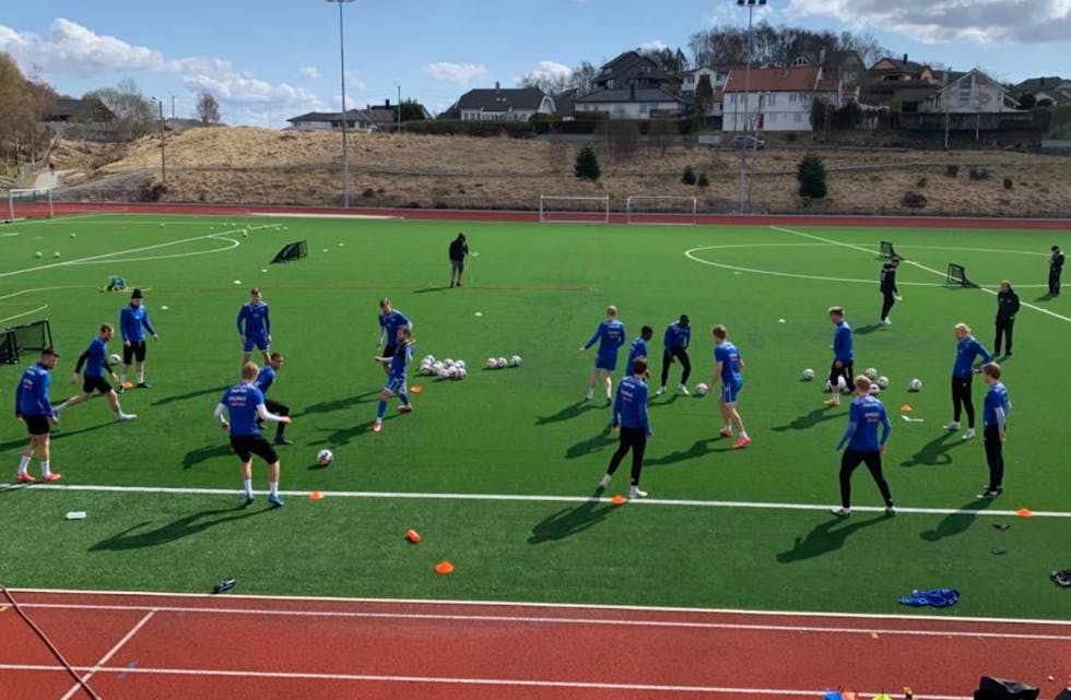 Dette bildet er det mange som har gledet seg til å se. Voksne som trener på Frakkagjerd. FKH ladet opp til dagens kamp mot Viking. Foto: Geir Stakkestad