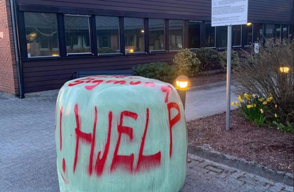 Det er brot i jordbruksforhandlingane mellom landbruket og staten. I løpet av kvelden er m.a. Tysvær rådhus «pynta» med eit rop om hjelp saman med eit ope brev til ordføraren.