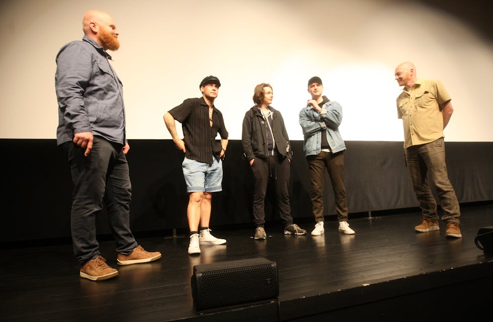 Erlend Bjelland, Joe Eriksen, Elvar Edvaldsson, Jarle Hundsnes og Øystein Simonsen sjekkar ut scena i storsalen i Tysværtunet. Fredag speler trioen Muddy Young gratis lunsjkonsert.
Foto: Alf-Einar Kvalavåg