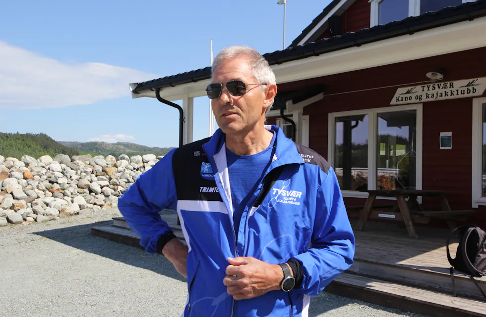 Bjørn Fjeldheim fortel ivrig om den nye Tufteparken som snart blir å sjå ved kajakklubben sitt anlegg i Tysværvåg.
Foto: Mona Terjesen