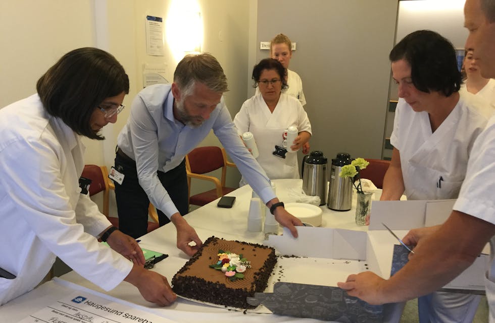 Det ble feiret med kake, da LHL overrekte pengegavene ved Haugesund sjukehus.
Foto: LHL