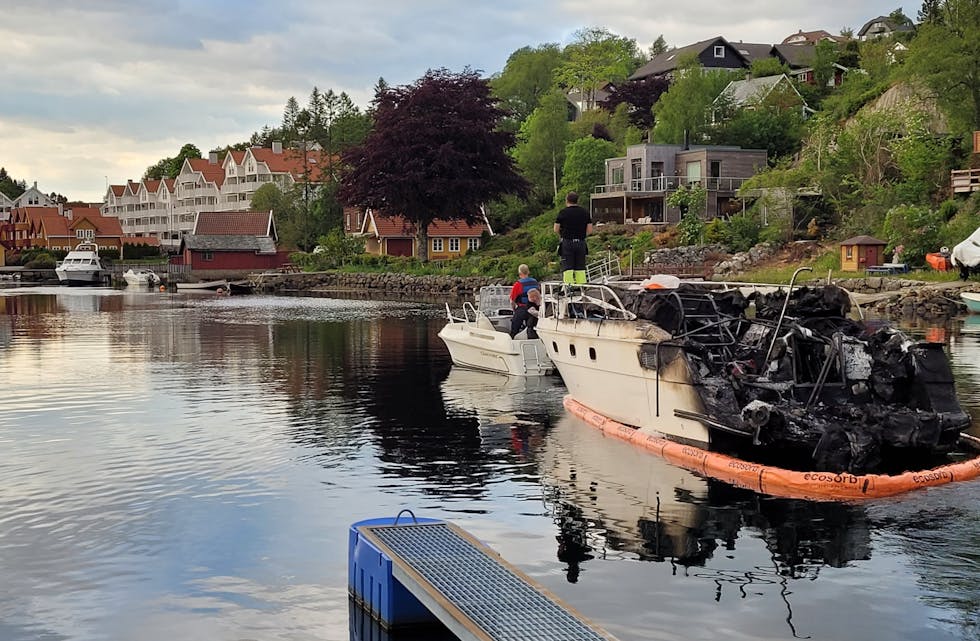 Thor Arne Lie i Førre båtforening fikk sammen med folk fra BJ Kran sikret båten og fikk tatt den opp på land. Foto: Alf-Einar Kvalavåg
