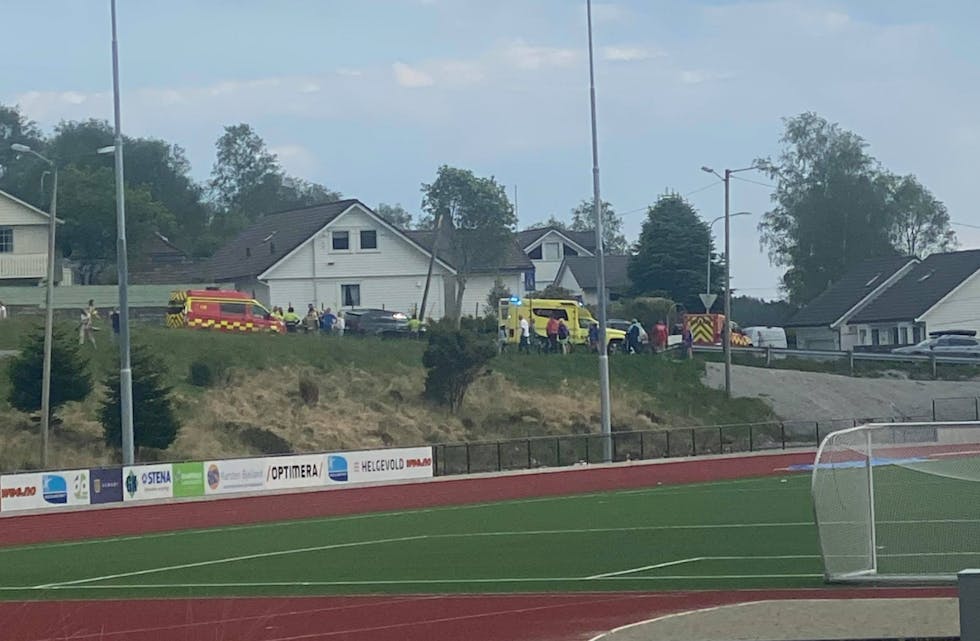 En bil kjørte i ettermiddag inn i en lyktestolpe på Frakkagjerd. Ingen personskade. Foto: Åshild Knutsen