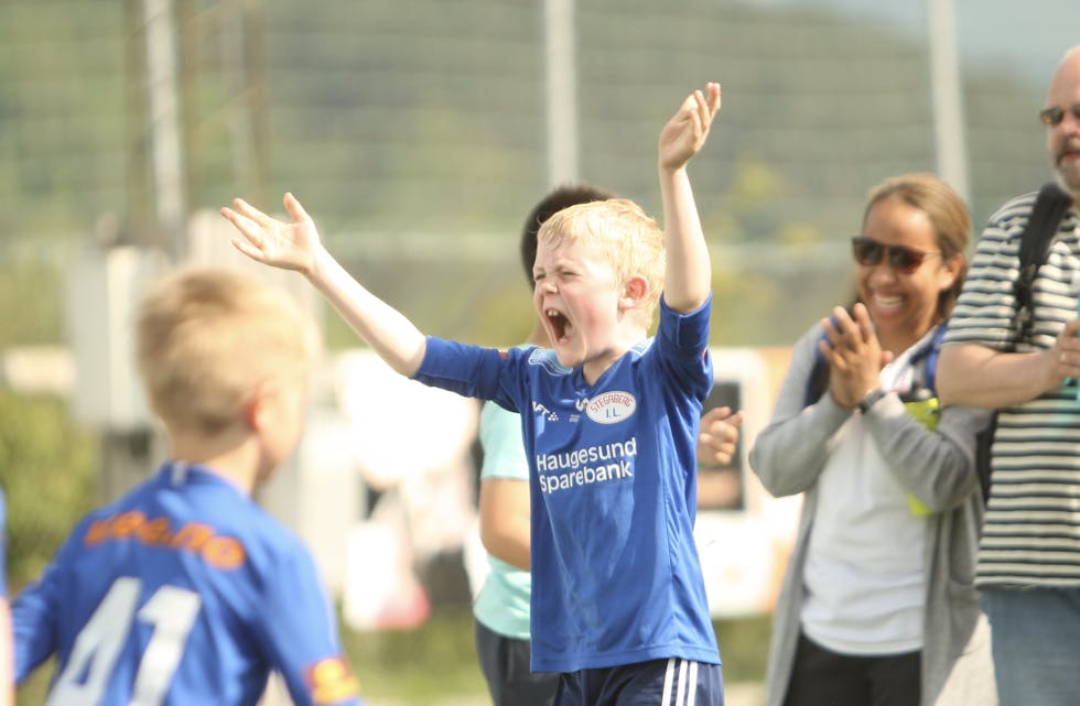 Så glad blir en når sola skinner, en scorer mål og får spille cup. Foto: Alf-Einar Kvalavåg