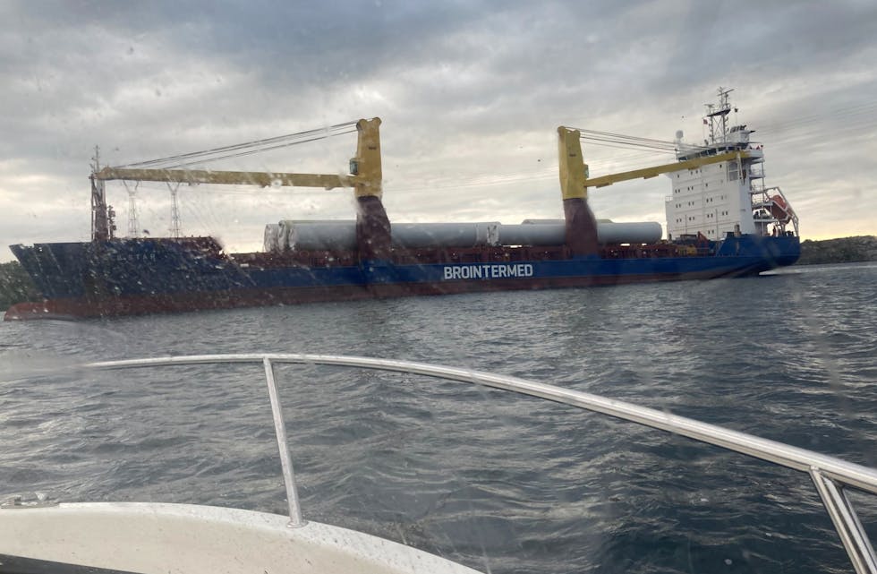 Aksjonister fra Motvind Tysvær hindret en stund båten med turbindeler å legge til kai på Gismarvik. Så kom politiet.... Foto: Geirmund Merkesdal