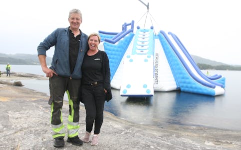 Kenneth Jensen og Veronika Digernes gleder seg til at folk kan ta i bruk den nye badetårnet. Temperaturen under sjøsettingen i lett regnvær var 20 grader på land og vel 16 grader i sjøen.
Foto: Alf-Einar Kvalavåg