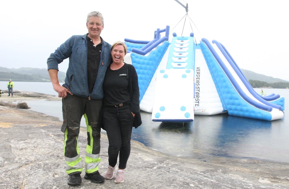 Kenneth Jensen og Veronika Digernes gleder seg til at folk kan ta i bruk den nye badetårnet. Temperaturen under sjøsettingen i lett regnvær var 20 grader på land og vel 16 grader i sjøen.
Foto: Alf-Einar Kvalavåg