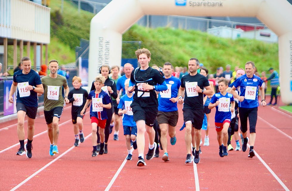 Andreas Elverhaug i spissen for en stor gjeng med løpere under årets Tysværtrimmen. Foto: Alf-Einar Kvalavåg