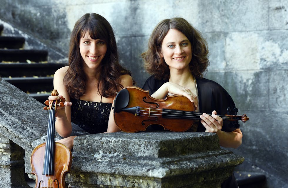 Fiolinduoen Ágnes Pusker og Almuth Chylek blir å høyre i Tysværtunet i morgon, fredag.
Foto: Dorothee Falke