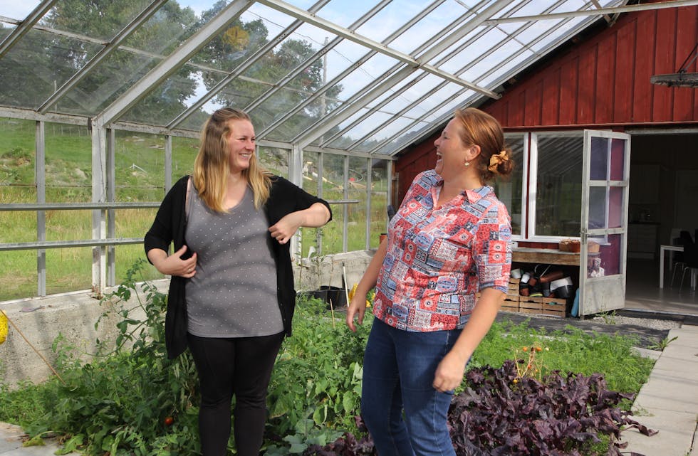 Laura Tronstad Holgersen og Esther Limstrand Åsheim tok Vg3 gartnarnæring på deltid. Mykje av undervisinga hadde dei i drivhuset heime hos Åsheim. Nå gler dei seg til å bruke lærdommen dei fekk under utdanninga. 