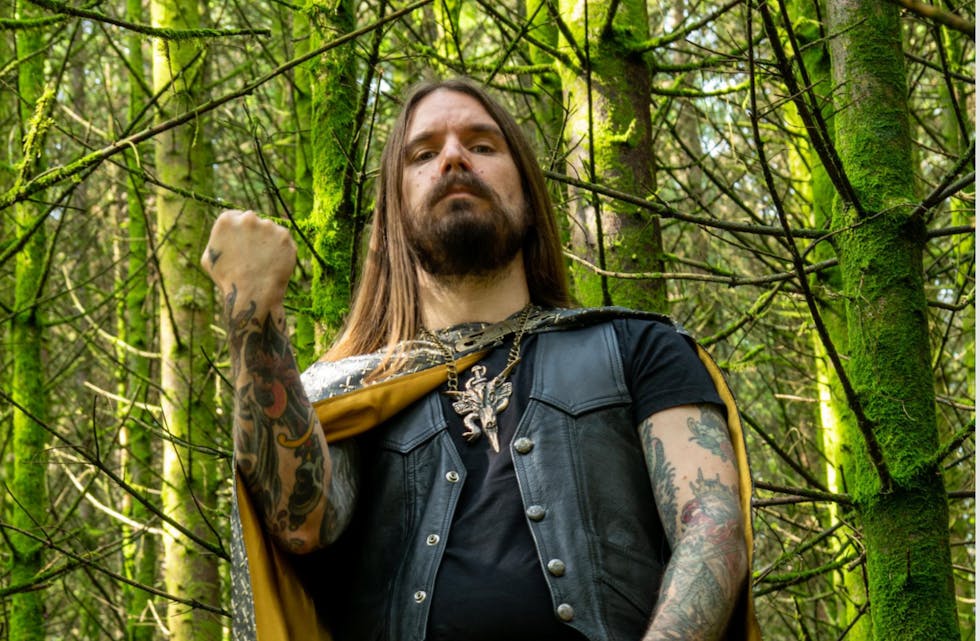 I dag slipper tidligere Kvelertak-vokalist, tekstforfatter og medgrunnlegger Erlend Hjelviks soloband HJELVIK en ny singel og musikkvideo for låten "Synkverving"