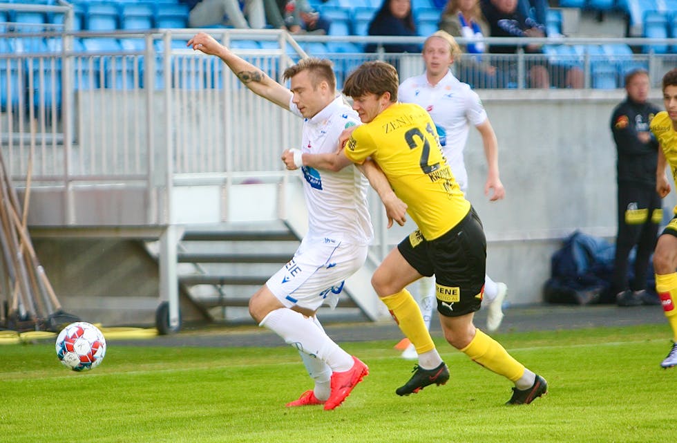 Alexander Søderlund er tilbake i kvitt og blått og Magnus Knudsen hadde mer enn nok med å stoppe han. Foto: Alf-Einar Kvalavåg