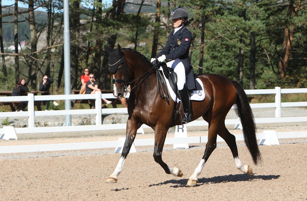 Anniken Hals fra Borge Rideklubb tok første klasseseier i seniorklassen. Foto: Alf-Einar Kvalavåg