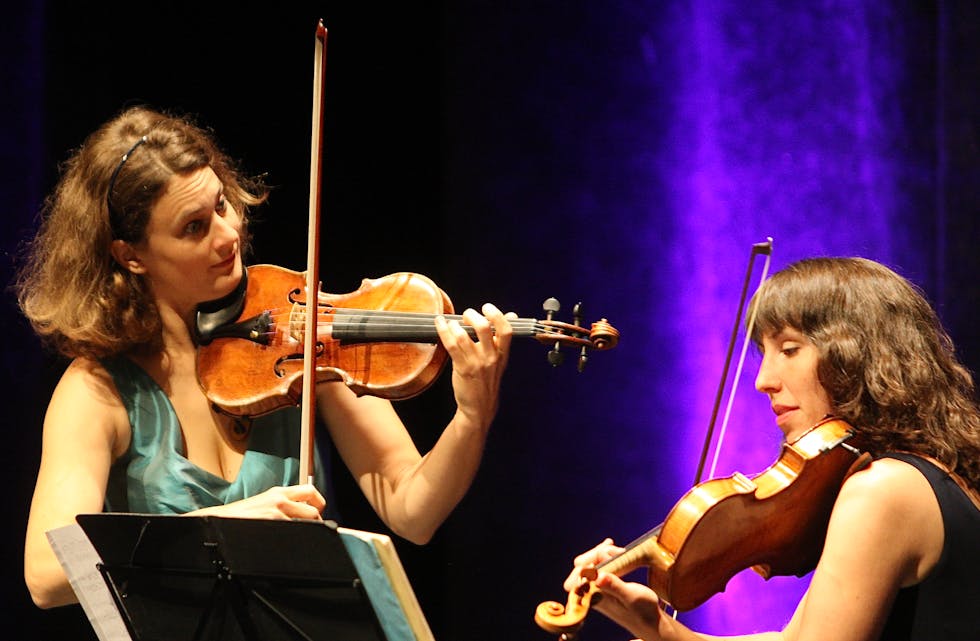 Fiolinduoen ASAP, Almuth Siegel (nå Chylek) og Ágnes Pusker imponerte stort i Tysværtunet. Foto: Alf-Einar Kvalavåg
