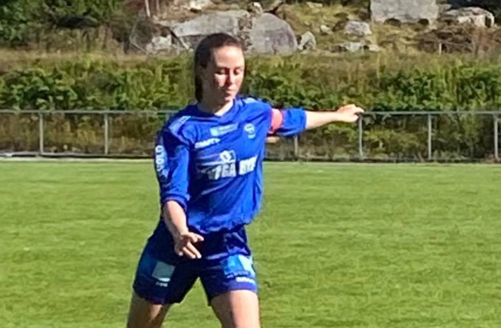 Kaptein Stine Askeland ledet laget til seier. Foto: Asbjørn Bakken