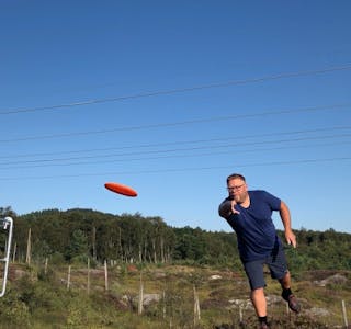 John Inge Ulvøy prøver seg på eit kast i ei av dei nye korgene. 
