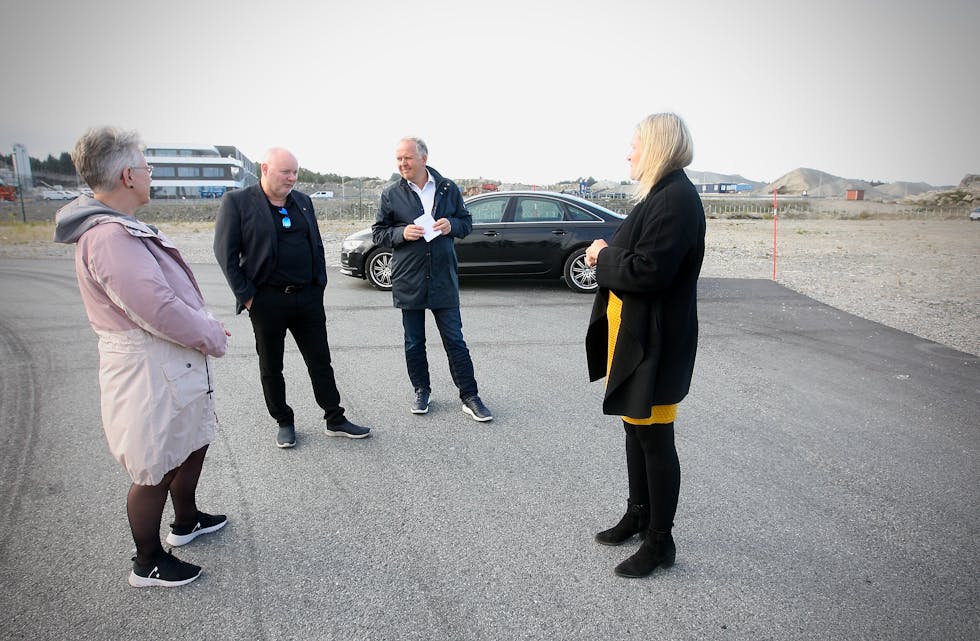 Tove Elise Madland, Are Tomasgard, Sigmund Lier og Tiril Fjeld hadde mye å snakke om den snaue timen Tomasgard var i Haugaland Næringspark.
Foto: Alf-Einar Kvalavåg
