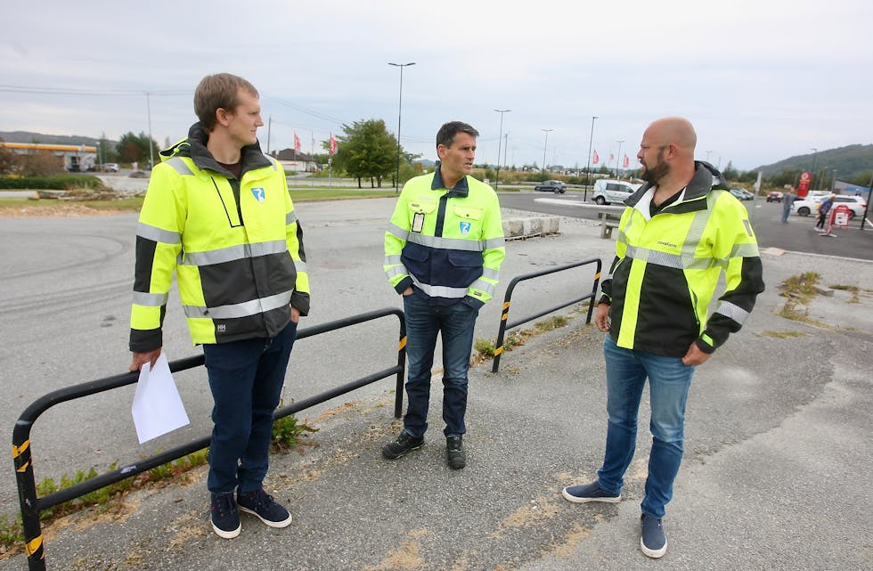 Tre nøgde karar med gule jakker og eit kart. Det er gode nyheiter frå Erlend Dale jr, John 
Gunnar Vikingstad og Jan Bauge.
Foto: Alf-Einar Kvalavåg