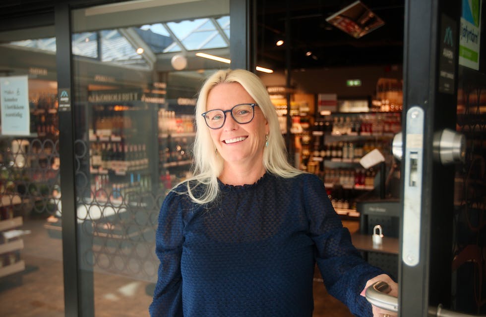 Anne Kathrine Haaheim Silverbird må vente litt til før ho kan opne dørene for kundar på måndagane. Men frå 1. oktober har filialen i Aksdal ope seks dagar i veka.
Foto: Alf-Einar Kvalavåg