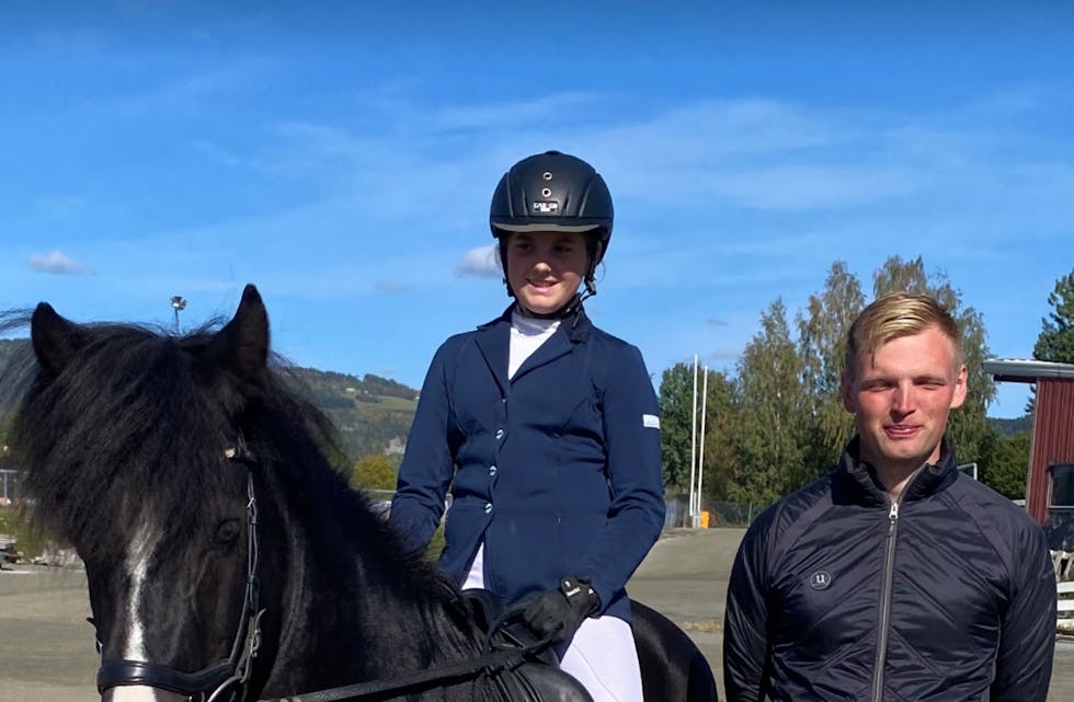 Elisabet med hesten Hörður fra Kolneset og trener Steina Claussen Kolnes