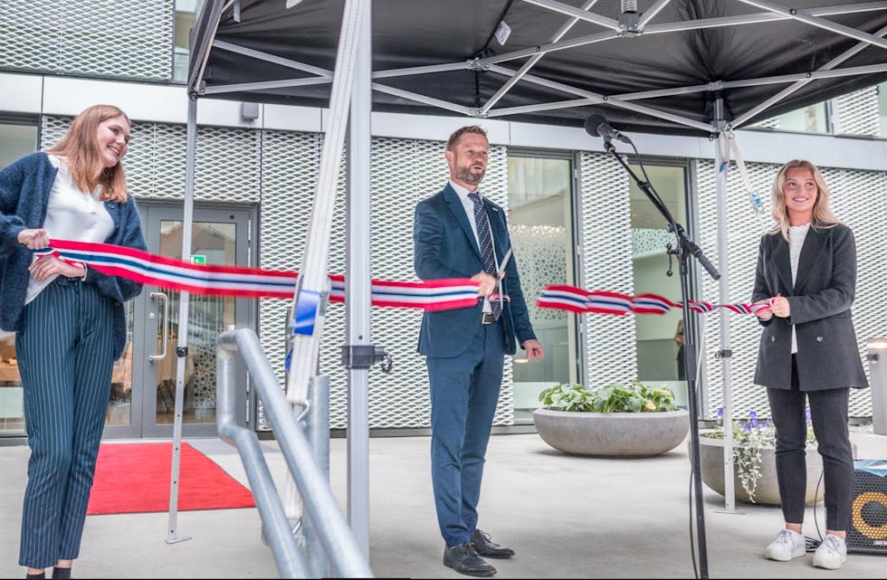 I dag opna Helse- og omsorgsminister Bent Høie Helse Fonna sitt nye bygg ved Haugesund sjukehus. Dei to som held snora er Siv Emberland (t.v.) og Emma Sofie Lae-Pedersen.
Foto: Eirik Dankel, Helse Fonna